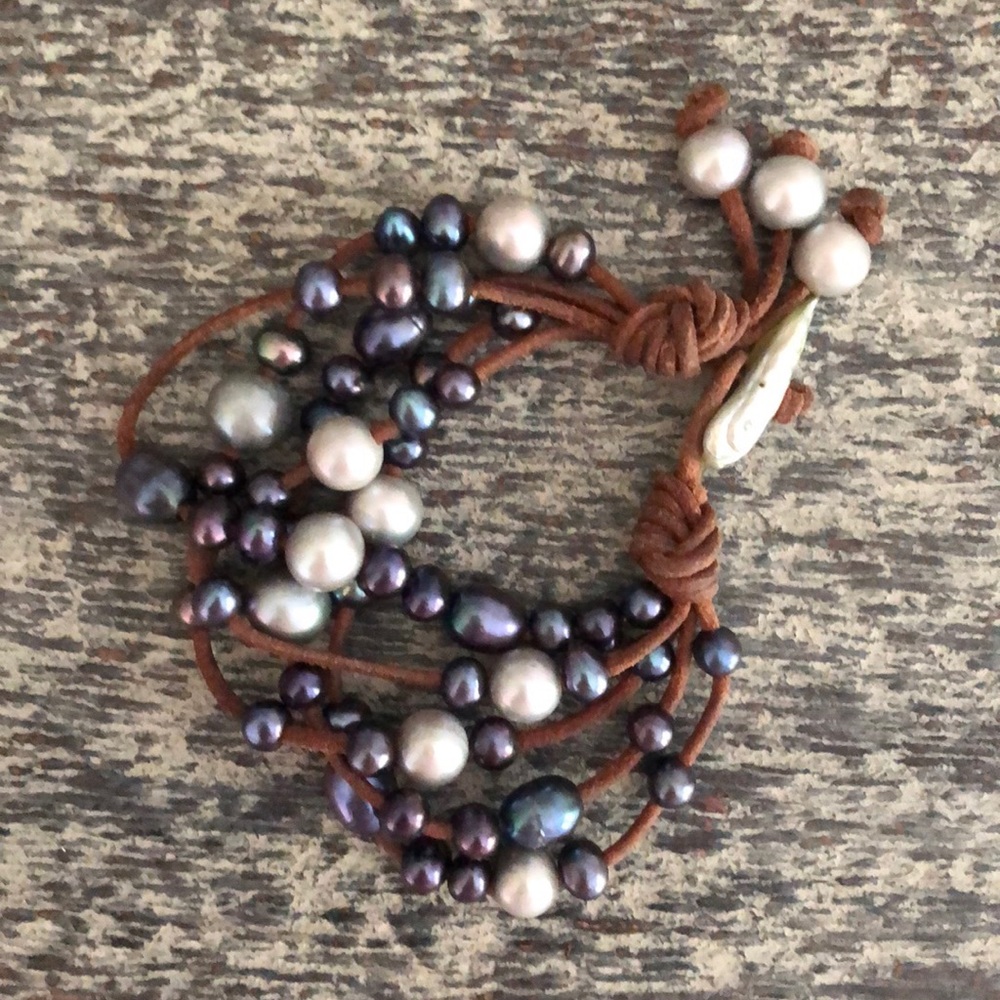 Beautiful leather and pearl bracelet